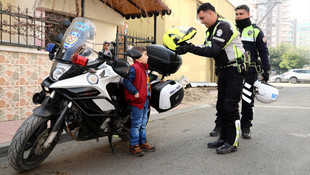 Polis amcam üşüyor diye ağlayan çocuk