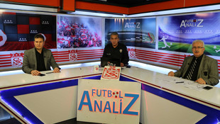 Polis üniformasıyla program sundular