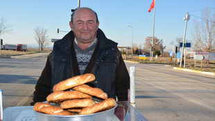 Satıcısı olmayan simit tezgahında hasılat tam