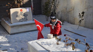 Şehitler üşümesin diye mezar taşındaki karları temizledi
