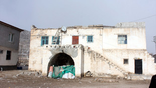 Şiddetli lodos Niğde'de evlerin çatısını uçurdu