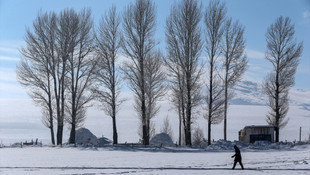 Van'da çatılarda 1,5 metrelik buz sarkıtları oluştu