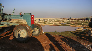 Sınırın ötesine çadır kentler kuruluyor