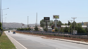 Sivas-Erzurum karayolu yeşile bürünüyor