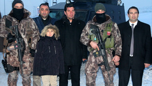 Soğuk havada nöbet tutan polislere çorba ikramı