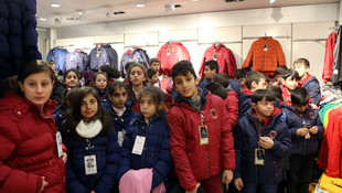 Soğuk kış günlerinde mont ve botlarına kavuştular