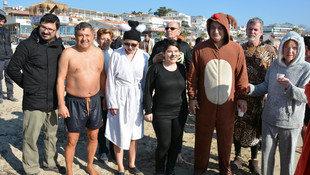 Sokak hayvanları için denize girdiler