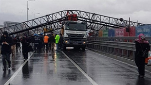 Beylikdüzünde vinç devrildi! Tüm yollar trafiğe kapatıldı