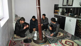 Su ararken buldukları metan gazıyla ısınıyorlar