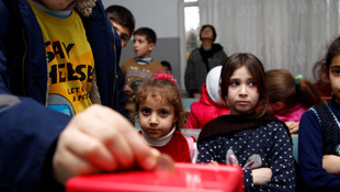 Suriyeli çocuklar simit paralarını Halep için topluyor