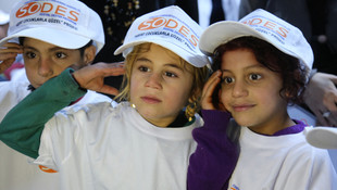 Suriyeli çocuklara kışlık ayakkabı yardımı