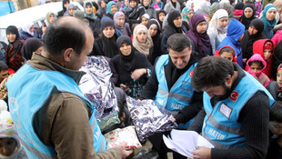 Suriyeli yetimlere yardım