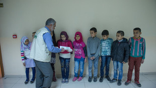 Suriyeli yetimlere yardım