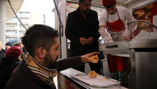 Taksiciler şehitler için lokma dağıttı