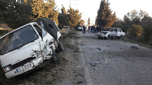 Tarım işçilerini taşıyan kamyonet ile otomobil çarpıştı: 11 yaralı