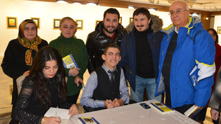 Tek parmakla yazdığı Azmin Zaferi kitabını imzaladı