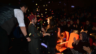 Tiyatro sahnesinde evlilik teklifi