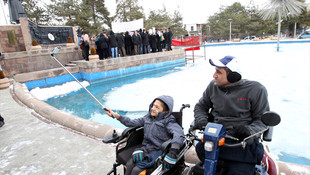 Tören alanına çıkamayınca donmuş havuz önünde özçekim yaptılar