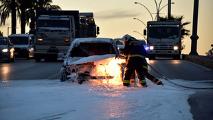 Trafik ışıklarında bekleyen otomobil alev aldı