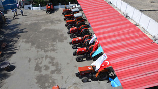 Türkiye'den Somalili çiftçilere traktör desteği