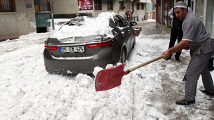Üzerine kar kütlesi düşen otomobil hurdaya döndü