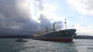 Yeniköy'de yük gemisi karaya oturdu