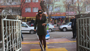 Yoldan geçenler 1 dakikalığına engelli oldu