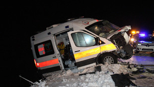 Yozgat'ta ambulans iş makinesine çarptı: 2 yaralı