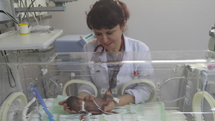 465 gram doğan bebek yaşama tutundu