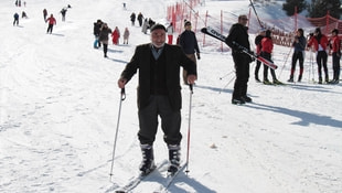 76 yaşında kayakta gençlere taş çıkarttı