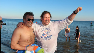 Afrika'ya temiz su için buz gibi göle daldılar