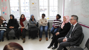 Almanya İçişleri Bakanı Maiziere, Müslüman Kadınlar Merkezini ziyaret etti