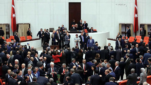 Anayasa değişikliğinde 1. ve 2. maddeler kabul edildi