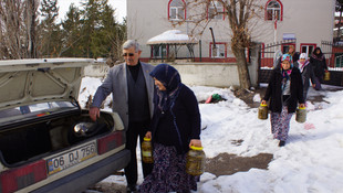 Annelerden sınırda görevli askerlere turşu