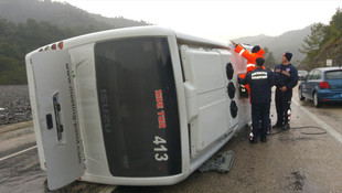 Antalya'da midibüs devrildi: 13 yaralı