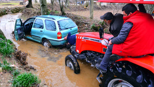Aracıyla sele kapıldı, yüzerek kurtulmayı başardı