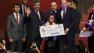 Arif Nihat Asya'nın Bayrak şiirini okuma yarışması