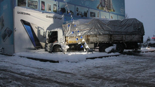 Arıza yapan cep telefonunu aldığı mağazanın girişine kamyonla çarptı