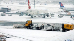 Atatürk Havalimanında uçuşlara kar engeli