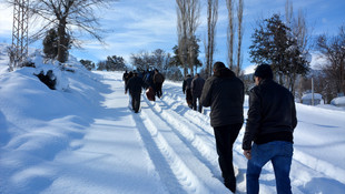 Atıl kayak merkezine dikkat çekmek için leğenlerle kaydılar