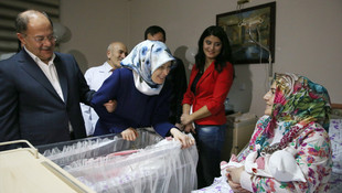 Bakan Akdağ, yeni yılın ilk bebeğini ziyaret etti