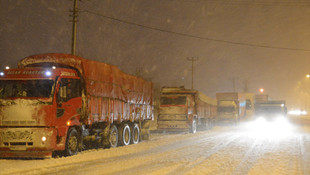 Balıkesir'de kar yağışı ulaşımı olumsuz etkiliyor