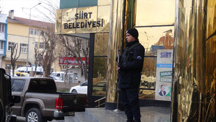 Belediye binasına silahla girmeye çalışan kadın yakalandı