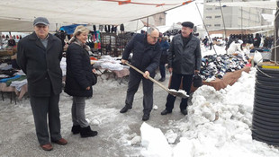 Belediyeye kızan meclis üyeleri kar temizliği yaptı