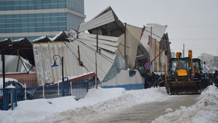Biga'da kapalı pazar yerinin çatısı çöktü