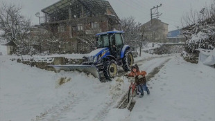 Bisikletli kar küreme çalışması