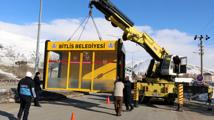 Bitlis'te klimalı otobüs durağı dönemi