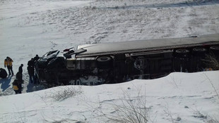 Bitlis'te tır şarampole devrildi: 1 ölü