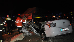 Bolu'da otomobil tıra çarptı: 2 ölü