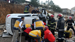 Bursa'da otomobil inşaatın temel kazısına düştü